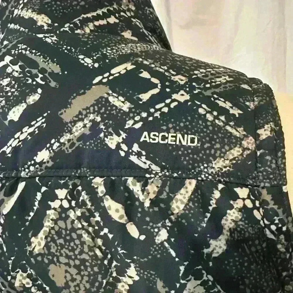 Ascend Women’s Size Small Puffer Winter Vest. Pockets. Full Zip - Picture 5 of 7